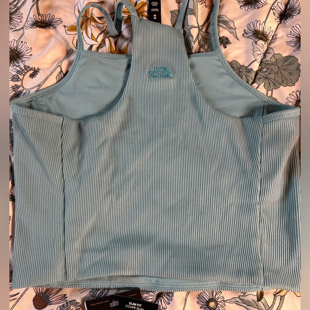 NWTs size medium The North Face workout tank - Picture 2 of 7